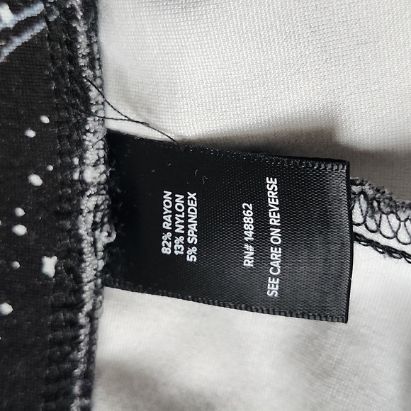 Torrid size 4R black with floral print capris - Picture 8 of 8